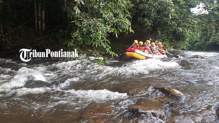 Menjajal derasnya arum jeram, Riam Pelaya Sungai Menterap di Desa Nanga Biaban, Kabupaten Sekadau, Kalimantan Barat. Rasa penat, jenuh akan hilang seketika setelah melewati spot dan rute perjalanan di Sungai Menterap sepanjang 6 kilometer berdurasi 1 jam.