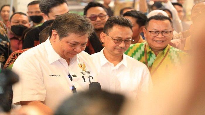 Menko Perekonomian Airlangga Hartarto didampingi Wali Kota Pontianak, Edi Kamtono saat memantau harga komoditas bahan pokok di Pasar Flamboyan Pontianak, Jumat 25 November 2022 siang. Cek Harta Kekayaan Airlangga dalam artikel ini