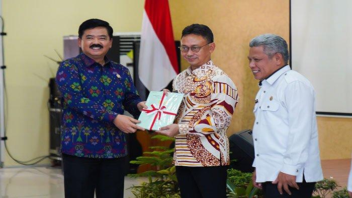 Menteri ATR/BPN Hadi Tjahjanto menyerahkan Sertifikat Hak Pakai Aset kepada Wali Kota Pontianak Edi Rusdi Kamtono. Bertempat di Aula Kanwil ATR/BPN Provinsi Kalbar. Rabu, 1 Maret 2023