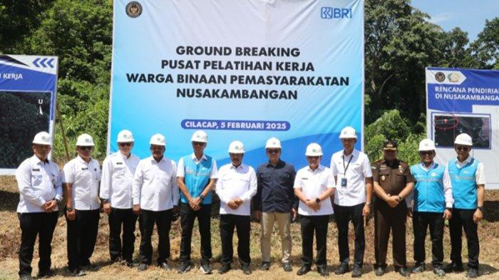 MENINJAU LANGSUNG - Menteri Imigrasi dan Pemasyarakatan (Imipas), Agus Andrianto, optimis Pulau Nusakambangan akan menjadi kekuatan baru dalam ketahanan pangan nasional. Agus saat meninjau langsung proyek tersebut bersama mitra kolaborasi di Pulau Nusakambangan, Rabu 5 Februari 2025.