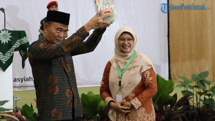 Menteri Koordinator bidang Pemberdayaan Manusia dan Kebudayaan (Menko PMK), Muhadjir Effendy saat memberikan ceramah umum dalam agenda Tanwir I Nasyiatul Aisyiyah di Hotel Harris Pontianak, Sabtu 13 Januari 2024. Ia mengatakan pernikahan usia dini, kesehatan perempuan, dan stunting adalah lingkaran setan yang saling memengaruhi satu sama lain.
