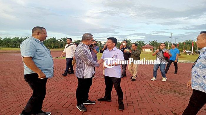 Menteri Perdagangan RI Zulkifli Hasan berjabat tangan dengan Bupati Satono saat tiba di Kabupaten Sambas, pada Minggu 17 Desember 2023.