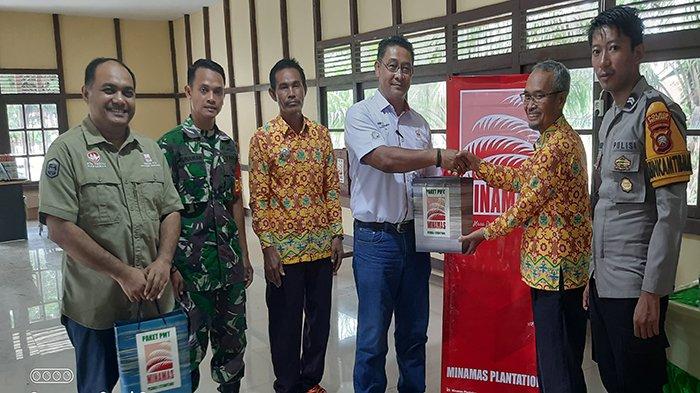 Minamas Plantation melalui anak usahanya PT Sandika Natapalma (SNP) dan PT Budidaya Agrolestari (BAL) menyerahkan bantuan paket makanan tambahan (PMT) untuk penanganan stunting bagi balita di Kecamatan Marau, Kabupaten Ketapang, Kamis 4 April 2024.