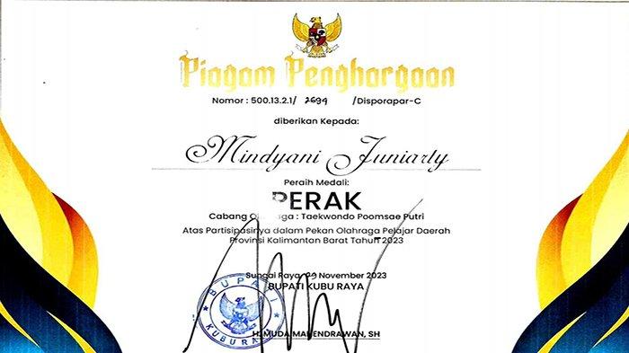 Mindy Juniarty peraih medali perak cabang olahraga taekwondo poomsae putri di ajang POPDA Kalbar 2023.