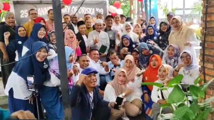 Alumni ORISKA STAIN Pontianak Angkatan 1999 yang mengadakan kegiatan Reuni lintas jurusan atau Temu Kangen foto bersama di Kopi Canglai Pontianak, Minggu 20 Oktober 2024.