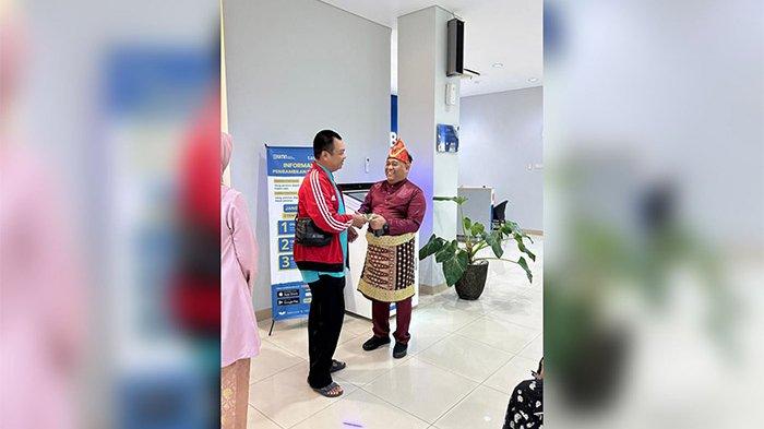 Muhammad Adib (baju merah) Regional Banking Micro Head RO Jakarta 3  menyapa nasabah.