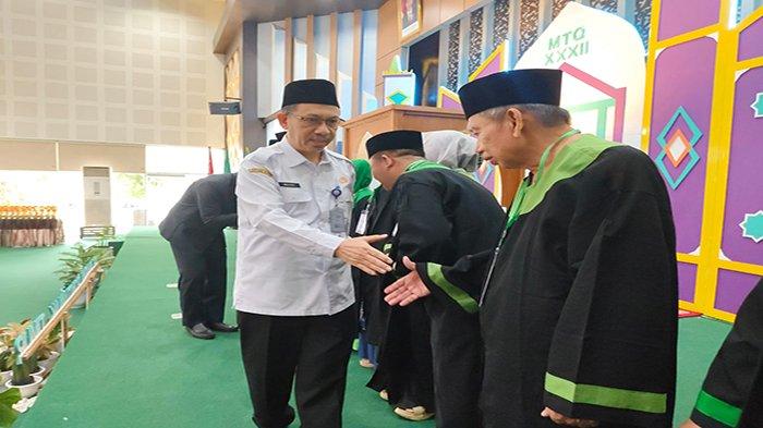 Sekretaris Daerah Kota Pontianak Mulyadi memberi ucapan selamat kepada Dewan Hakim MTQ XXXII Tingkat Kecamatan Pontianak Timur di Auditorium Ki Hajar Dewantara BPMP, Rabu.
