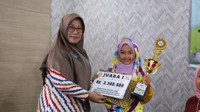 Nadhira Syakila Anjani, siswi SDN 16 Pontianak Utara meraih juara pertama Lomba Berceloteh Berbahasa Melayu.