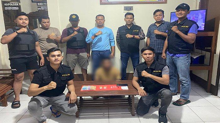 Kanit Reskrim Polsek Sekayam Ipda Nandang Hermawandi dan personel Polsek Sekayam lainnya saat menunjukkan terduga pelaku tindak pidana narkotika, inisial AY berikut barang bukti saat diamankan di Mapolsek Sekayam Kabupaten Sanggau Kalimantan Barat, Sabtu 4 Mei 2024.