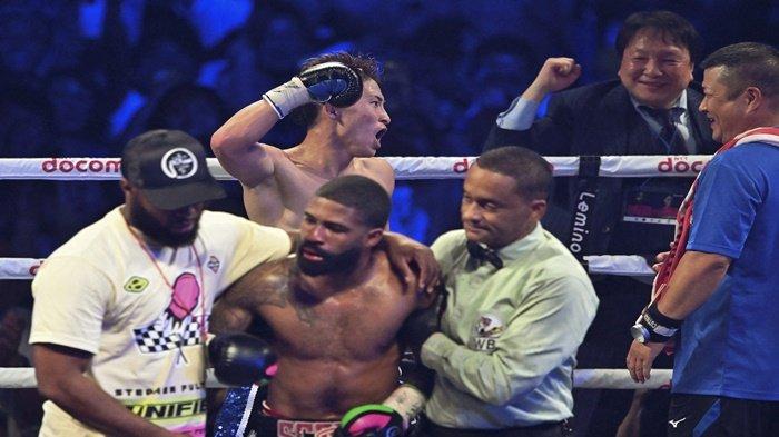 Naoya Inoue dari Jepang (atas) merayakan kemenangannya atas Stephen Fulton dari AS (bawah) dalam pertandingan perebutan gelar dunia kelas bantam super WBC di Ariake Arena di Tokyo pada 25 Juli 2023. Cek rekor Stephen Fulton dalam artikel ini
