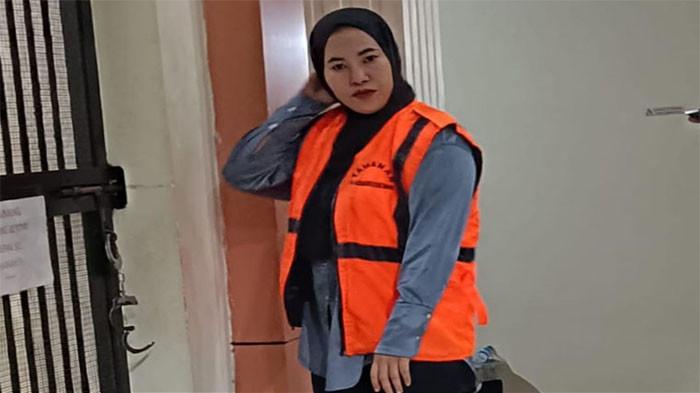 PUTUSAN PENGADILAN - Radnida alias Nida divonis 17 tahun penjara oleh Majelis Hakim PN Ketapang karena terbukti melakukan pembunuhan berencana terhadap suaminya Kades Karya Mukti. Putusan ini dibacakan dalam sidang yang digelar pada Selasa, 29 Juli 2025.