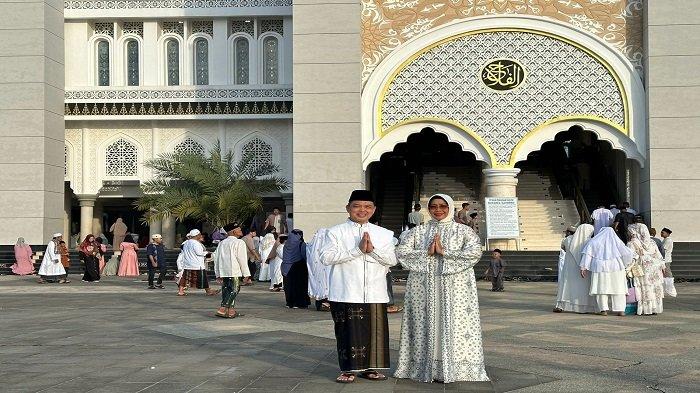 Bupati Mempawah Erlina bersama sang suami Ria Norsan dan keluarga melaksanakan Salat Idul Fitri 1445 H di Masjid Agung Al-Falah Mempawah, Rabu 10 April 2024 pagi.