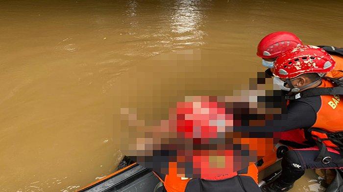 Petugas gabungan saat melakukan evakuasi korban yang tenggelam di sungai Nuar, Dusun Keduai, Desa Nanga Nuar, Kecamatan Silat Hilir, dalam kondisi korban sudah meninggal dunia, Jumat 2 Februari 2024.