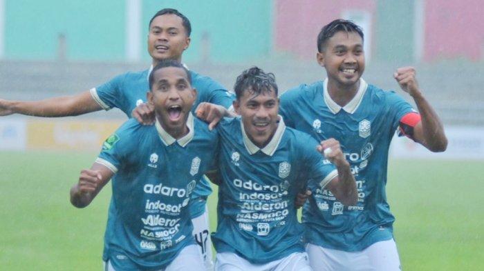 Selebrasi para pemain Nusantara United. Nusantara menghadapi PSPS Riau dilaga pamungkas fase grup Liga 2