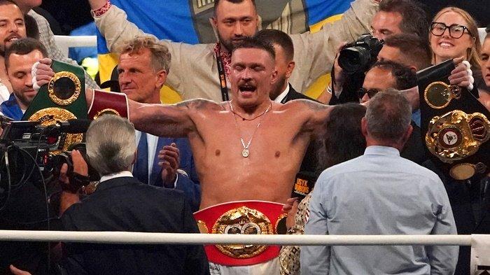 Oleksandr Usyk dari Ukraina mempertahankan gelar kelas berat dunianya dengan KO ronde kesembilan Daniel Dubois dari Inggris di Wroclaw, Polandia pada 26 Agustus.
