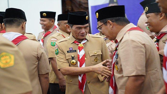 Wakil Ketua Orgakum Kwarda Gerakan Pramuka Kalbar Kakak Syarif Amin Muhammad memberikan ucapan selamat kepada Pj Ketua Mabicab Gerakan Pramuka Kota Pontianak Kakak Ani Sofian.