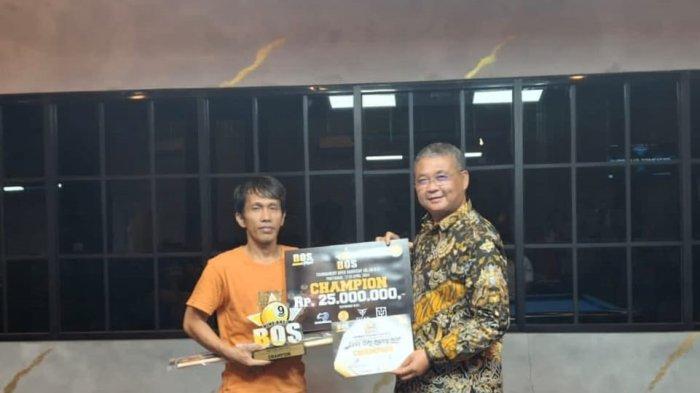 Sugioto Ketua Umum PengProv FOBI Kalbar sekaligus Owner Bos Pool Billiard & Cafe foto bersama Sang Champion.