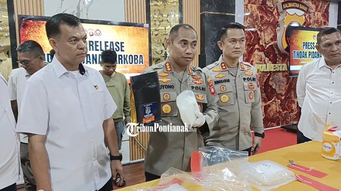 PENGUNGKAPAN NARKOBA - Kapolresta Pontianak, Kombes Pol Suyono (tengah) bersama Wakapolresta Pontianak, AKBP Hendrawan (kanan) dan Kasat Resnarkoba Polresta Pontianak, AKP Batman Pandia (kiri) saat menunjukan kemasan coffe dan sabu saat pers di Mapolresta Pontianak, pada Rabu, 30 Juli 2025. Kapolresta Pontianak, Kombes Pol Suyono, menyampaikan bahwa dua tersangka laki-laki berinisial BO alias Budi dan AS alias Boy ditangkap saat mengendarai mobil pick up Daihatsu Grandmax yang diduga sebagai kurir.