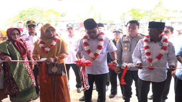 Bupati Sambas Satono didampingi ketua TP PKK Sambas Yunisa Satono memotong pita peresmian gedung sekolah SD di Pemangkat, Rabu 7 Februari 2024.
