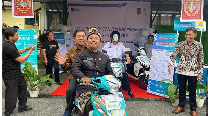 PLN UID Kalimantan Barat berkolaborasi dengan SMKN 1 Sintang luncurkan kendaraan listrik yang diberi nama GEMAR PLN MOBILE (Generasi Merdeka Belajar) PLN Mobile di Aula SMK N 1 Sintang, Rabu 13 Desember 2023.