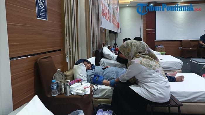 Donor darah berkolaborasi dengan PMI Kota Pontianak, di Hotel Aston Pontianak, Rabu 4 Oktober 2023.