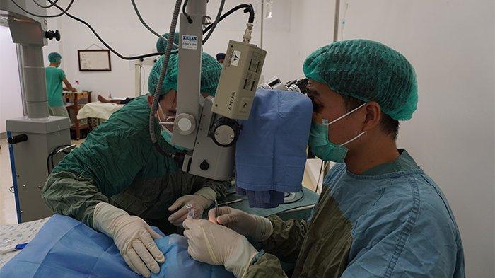 OPERASI KATARAK = Gandeng RSU Bethesda Serukam dan Perhimpunan Dokter Spesialis Mata Indonesia (Perdami) Kalimantan Barat, PT Erela menggelar bhakti sosial operasi katarak gratis di RSU Bethesda Serukam, Jalan Raya Singkawang - Bengkayang, Kabupaten Bengkayang, Sabtu (15/2/2025).