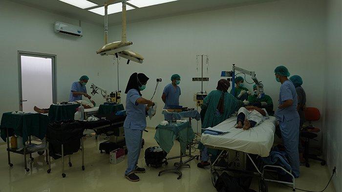 OPERASI KATARAK = Gandeng RSU Bethesda Serukam dan Perhimpunan Dokter Spesialis Mata Indonesia (Perdami) Kalimantan Barat, PT Erela menggelar bhakti sosial operasi katarak gratis di RSU Bethesda Serukam, Jalan Raya Singkawang - Bengkayang, Kabupaten Bengkayang, Sabtu (15/2/2025).