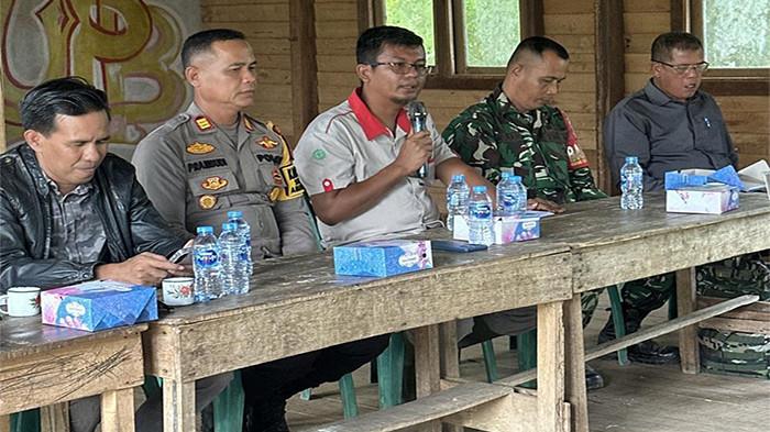 SOSIALISASI - PT Graha Agro Nusantara (GAN) bersama Dinas Pemberdayaan Masyarakat dan Desa (DPMD) Kalimantan Barat, Kesatuan Pengelolaan Hutan (KPH) Kubu Raya, serta aparat kepolisian Sungai Ambawang mengadakan kegiatan Sosialisasi dan Forum Grup Diskusi (FGD) Perlindungan dan Pengamanan Kawasan Hutan di Dusun Re’es, Desa Kuala Bakung, Kamis 24 Juli 2025.