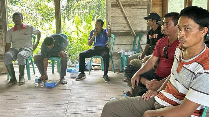 SOSIALISASI - PT Graha Agro Nusantara (GAN) bersama Dinas Pemberdayaan Masyarakat dan Desa (DPMD) Kalimantan Barat, Kesatuan Pengelolaan Hutan (KPH) Kubu Raya, serta aparat kepolisian Sungai Ambawang mengadakan kegiatan Sosialisasi dan Forum Grup Diskusi (FGD) Perlindungan dan Pengamanan Kawasan Hutan di Dusun Re’es, Desa Kuala Bakung, Kamis 24 Juli 2025.