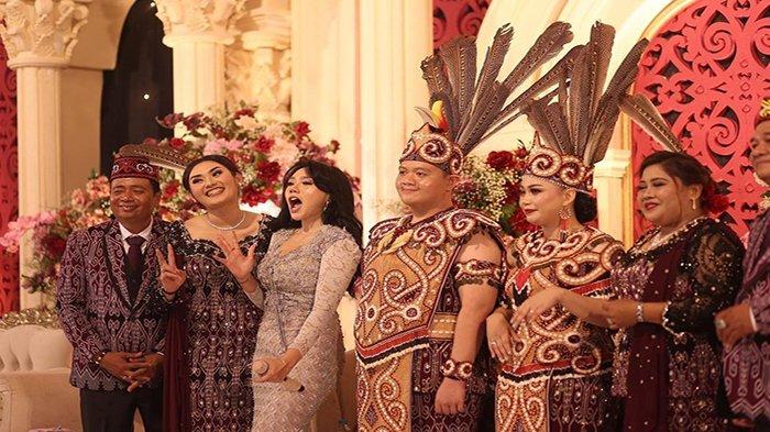 Iva Lola, eks penggawa grup dangdut Trio Macan tampil memukau pada resepsi pernikahan putra Lasarus, Panggi Pratama Putra Lasarus dengan Novi Indrianti, di Jalan Kelam, Desa Jerora Satu, Kecamatan Sintang, Kalimantan Barat (Kalbar), Sabtu 15 Juli 2023 malam WIB.