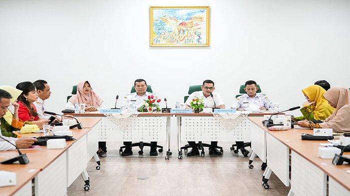 Para peserta Fokus Group Discussion (FGD) yang digelar oleh Diskominfo Kalbar pada Rabu 26 Juni 2024. FGD tersebut membahas tentang Dampak Stunting pada Kesehatan dan Pembangunan Sosial Ekonomi di Provinsi Kalimantan Barat.”