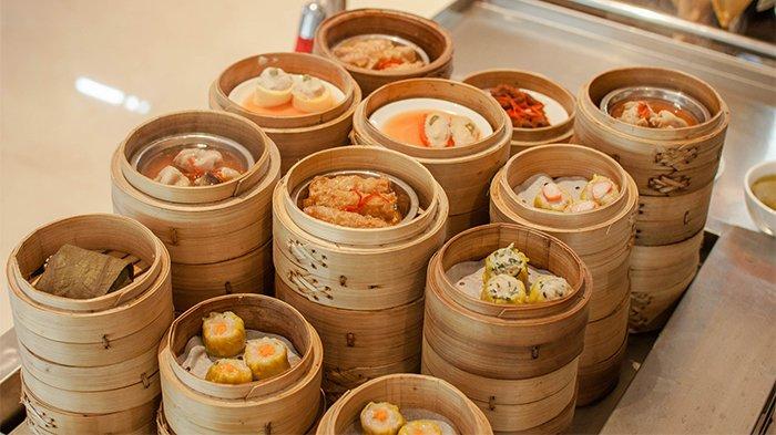 SAJIAN KULINER - Para tamu dapat menikmati berbagai sajian kuliner khas Asia.