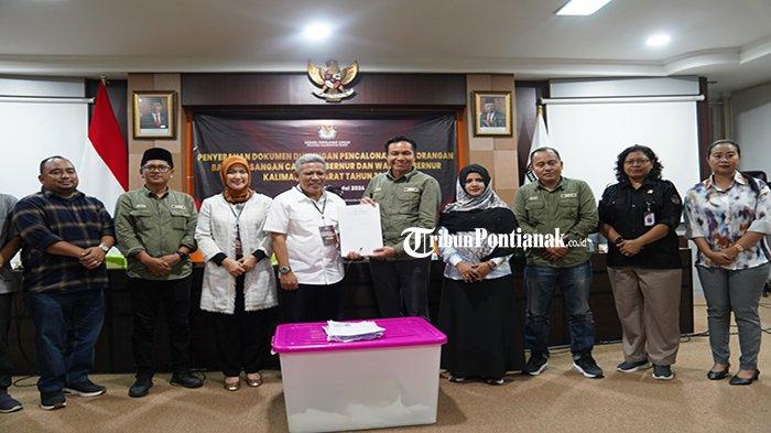 Pasangan bakal calon Gubernur Kalbar Muda Mahendrawan menyerahkan berkas pendaftaran pencalonan, di Kantor KPU Kalbar, Jalan Subarkah, Kota Pontianak, Minggu, 12 Mei 2024 malam. Muda Mahendrawan maju sebagai kandidat bakal calon gubernur periode 2024-2029 melalui jalur independen pada pilkada serentak November 2024 mendatang.