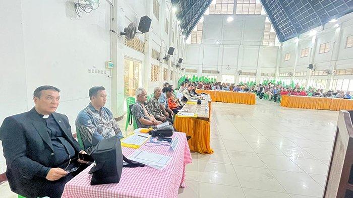 Pendeta Resort HKBP Pontianak, Pdt. Parinsan Simanungkalit S.Th (kiri), dalam Musyawarah Besar (Mubes) Khusus atau dalam bahasa Batak, Rapat Bolon Khusus, di Gedung Sopo Godang HKBP Pontianak, Kamis 23 Mei 2024.