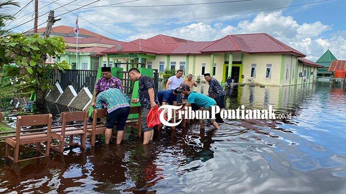 Pegawai Kementrian Agama Kabupaten Sintang membuat jalan darurat untuk memudahkan masyarakat melewati genangan air yang merendam halaman Kantor. Kepala Stasiun Meteorologi Kelas III Tebelian, Supriandi mengungkapkan dalam beberapa hari kedepan secara umum potensi hujan akan mengalami penurunan dari tanggal 15 sampai dengan 18 Maret 2024.Dampak dari penurunan curah hujan ini, diperkirakan banjir di Sintang akan berangsur surut dalam 4 hari ke depan.