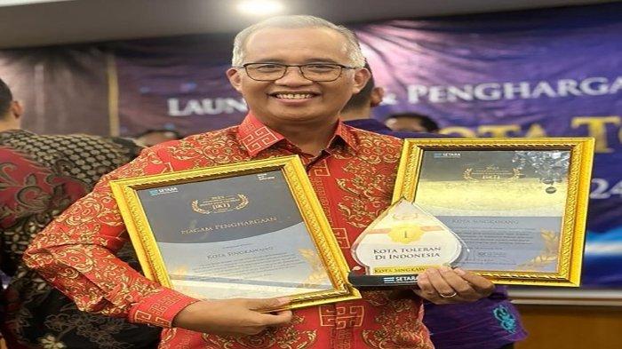 Penjabat (Pj) Wali Kota Singkawang, Sumastro saat menerima Predikat Kota Tertoleran Se-Indonesia Tahun 2023 di Jakarta, Selasa 30 Januari 2024.