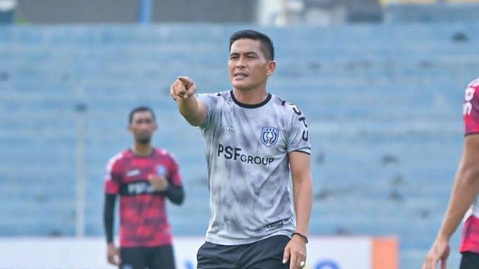 Ridwan Saragih saat memimpin latihan para pemain PSPS Riau jelang menghadapi PSMS Medan