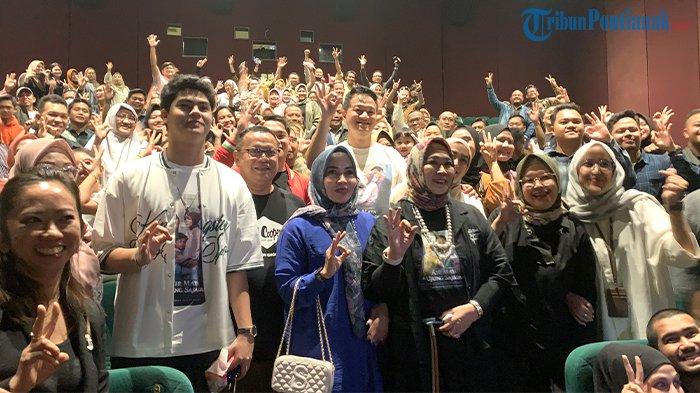 Pemain hingga Producer dari Film Air Mata di Ujung Sajadah menyapa langsung penonton usai nonton bareng (Nobar) bersama Bank Kalbar di Bioskop XXI Ayani Megamall, Jumat  15 September 2023 malam.