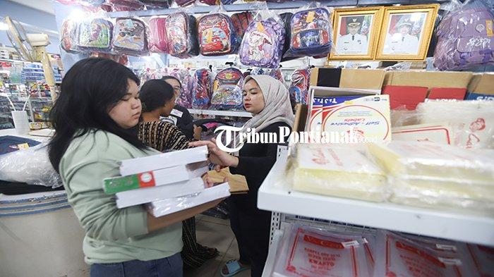 BERITA FOTO - Jelang Masuk Sekolah, Sejumlah Toko Buku di Pontianak