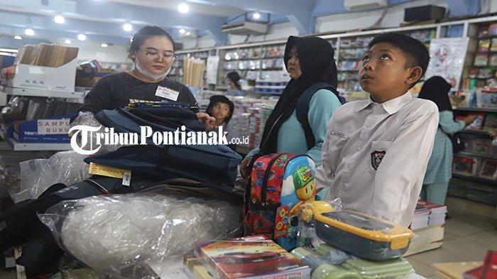BERITA FOTO - Jelang Masuk Sekolah, Sejumlah Toko Buku di Pontianak