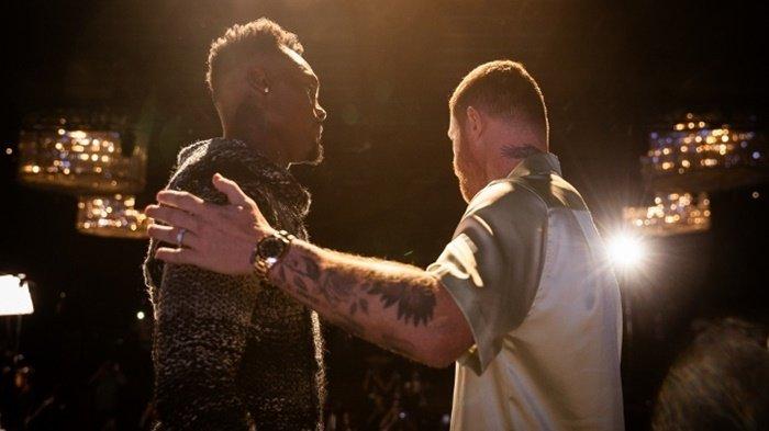 Jermell Charlo dan Canelo saat bertatapan belum lama ini. 