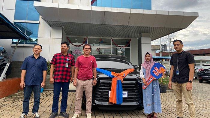 Pemimpin BRI Cabang Sanggau Helmi Wijayadi saat menyerahkan GRAND PRIZE satu unit mobil kepada Evi Hayati (46) Nasabah BRI Unit Kapuas di Halaman BRI Cabang Sanggau, Kalbar, Jumat 29 Desember Agustus 2023.