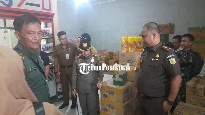 Pemkab Sintang melakukan pemantauan harga sembako di sejumlah agen di sekitaran kota sintang.