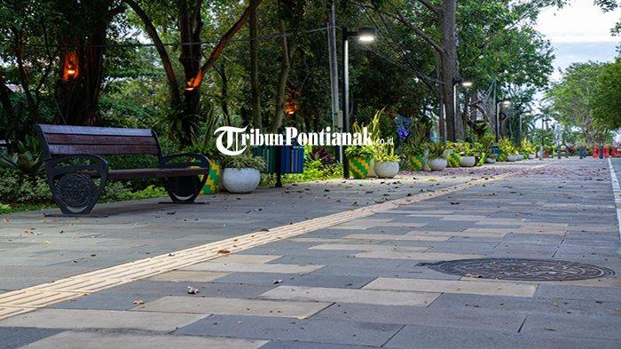 Pemkot membangun trotoar sebagai sarana bagi pejalan kaki dan masyarakat yang berolahraga.