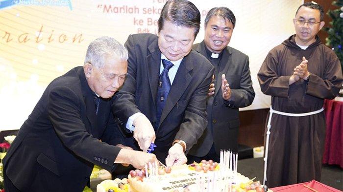Pemotongan kue ulang tahun ke-96 RSU St. Antonius
