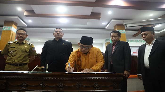 Penandatanganan berita acara kesepakatan Raperda Perubahan APBD 2023 di Ruang Rapat Paripurna DPRD Kota Pontianak pada Selasa 19 September 2023.