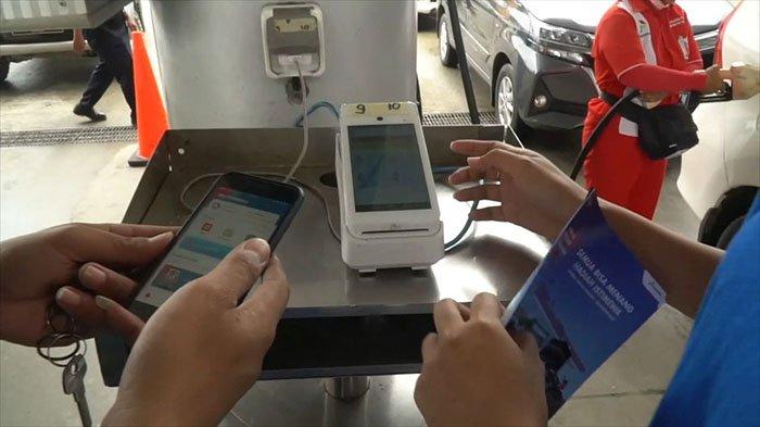 Police escorting fuel tankers to SPBU in Pontianak