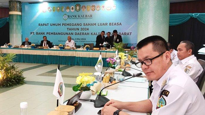 Penjabat Bupati Kayong Utara, Romi Wijaya mengikuti Rapat Umum Pemegang Saham Luar Biasa (RUPSLB) PT. Bank Pembangunan Daerah (BPD) Kalimantan Barat Tahun Buku 2024 di Aula Bank Kalbar, Rabu (8/5/2024).