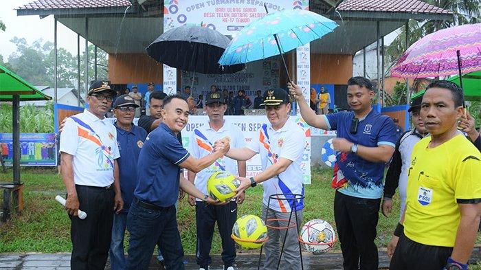Penjabat (Pj) Bupati Kayong Utara, Romi Wijaya menghadiri serta memberikan motivasi kepada para pemain yang mengikuti turnamen sepak bola yang diselenggarakan oleh Desa Teluk Batang Selatan, Kecamatan Teluk Batang dalam rangka HUT Desa ke-17.