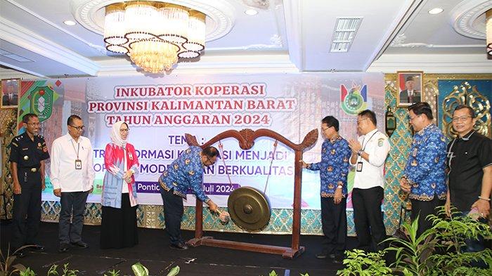 Penjabat Sekretaris Daerah (Sekda) Provinsi Kalimantan Barat, Mohammad Bari resmi membuka kegiatan Inkubator Bisnis Koperasi 2024, yang diinisiasi oleh Dinas Koperasi UKM Provinsi Kalbar, Rabu 17 Juli 2024.
